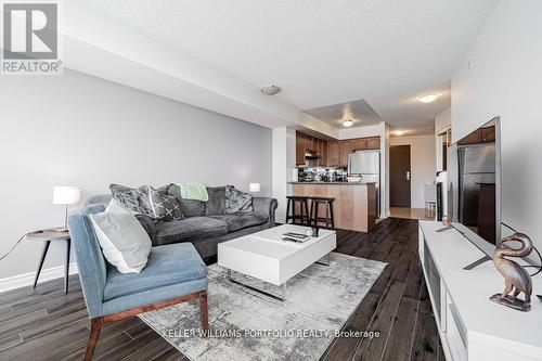 404 - 18 Valley Woods Road, Toronto, ON - Indoor Photo Showing Living Room