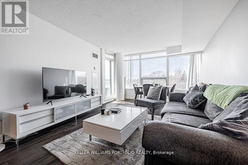 404 - 18 Valley Woods Road, Toronto, ON - Indoor Photo Showing Living Room