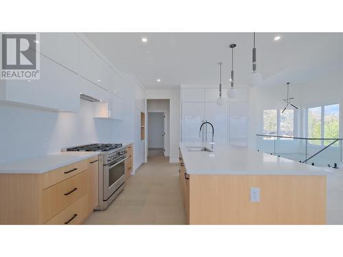 402 Trestle Ridge Drive, Kelowna, BC - Indoor Photo Showing Kitchen With Upgraded Kitchen