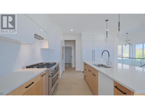 402 Trestle Ridge Drive, Kelowna, BC - Indoor Photo Showing Kitchen With Double Sink With Upgraded Kitchen