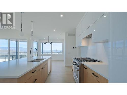 402 Trestle Ridge Drive, Kelowna, BC - Indoor Photo Showing Kitchen With Double Sink With Upgraded Kitchen