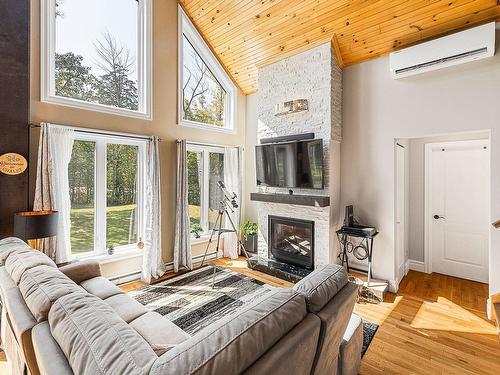 Living room - 562 Ch. Miller S., Magog, QC - Indoor Photo Showing Living Room With Fireplace