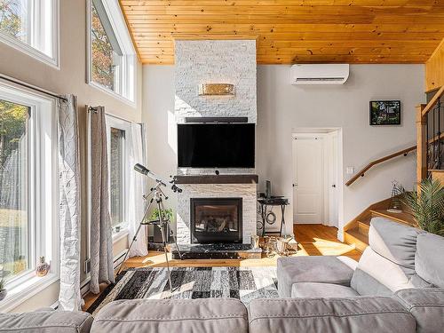 Salon - 562 Ch. Miller S., Magog, QC - Indoor Photo Showing Living Room With Fireplace