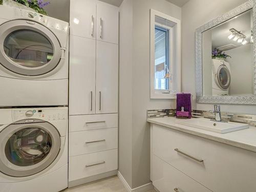 Salle d'eau - 1931 Rue Collet, Varennes, QC - Indoor Photo Showing Laundry Room