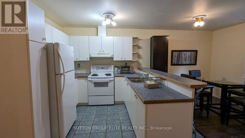 2120 Harvest Drive, Mississauga, ON - Indoor Photo Showing Kitchen With Double Sink