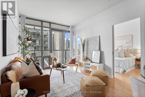 2509 - 38 Grenville Street, Toronto (Bay Street Corridor), ON - Indoor Photo Showing Living Room