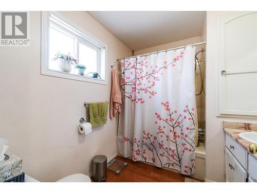 7024 Highway 97-B Highway, Salmon Arm, BC - Indoor Photo Showing Bathroom