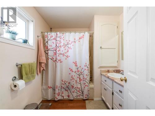 7024 Highway 97-B Highway, Salmon Arm, BC - Indoor Photo Showing Bathroom