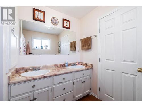 7024 Highway 97-B Highway, Salmon Arm, BC - Indoor Photo Showing Bathroom