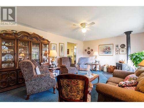 7024 Highway 97-B Highway, Salmon Arm, BC - Indoor Photo Showing Living Room