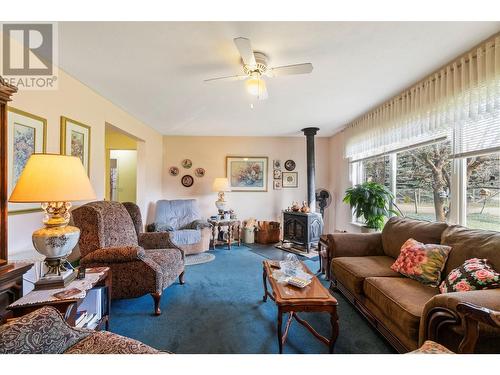 7024 Highway 97-B Highway, Salmon Arm, BC - Indoor Photo Showing Living Room