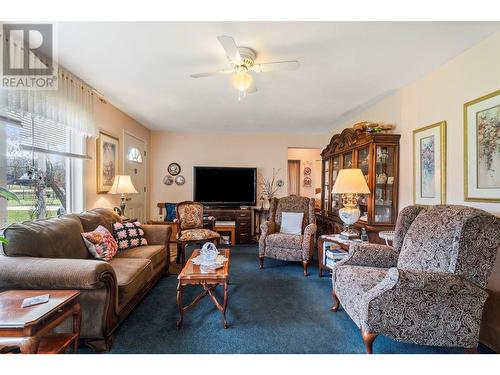 7024 Highway 97-B Highway, Salmon Arm, BC - Indoor Photo Showing Living Room