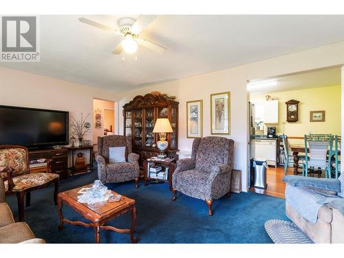 7024 Highway 97-B Highway, Salmon Arm, BC - Indoor Photo Showing Living Room