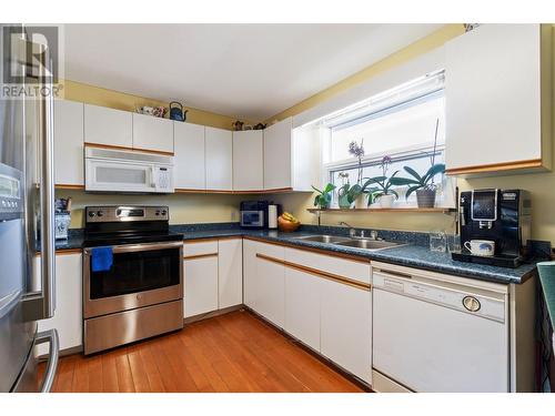 7024 Highway 97-B Highway, Salmon Arm, BC - Indoor Photo Showing Kitchen With Double Sink