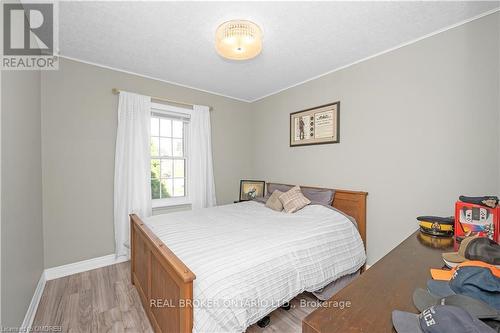 6024 Dixon Street, Niagara Falls, ON - Indoor Photo Showing Bedroom