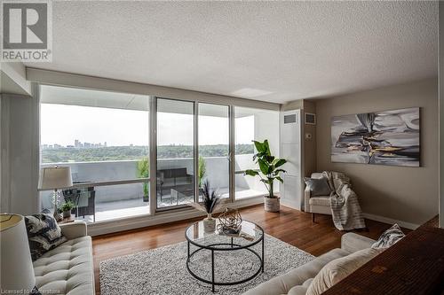 250 Scarlett Road Unit# 2012, Toronto, ON - Indoor Photo Showing Living Room