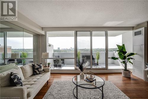 250 Scarlett Road Unit# 2012, Toronto, ON - Indoor Photo Showing Living Room