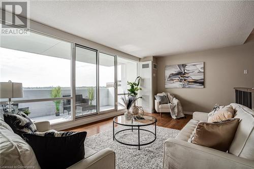 250 Scarlett Road Unit# Ph 2012, Toronto, ON - Indoor Photo Showing Living Room