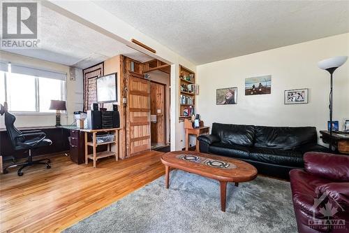 146 Mulvihill Avenue, Ottawa, ON - Indoor Photo Showing Living Room