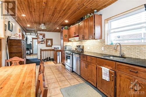 146 Mulvihill Avenue, Ottawa, ON - Indoor Photo Showing Kitchen