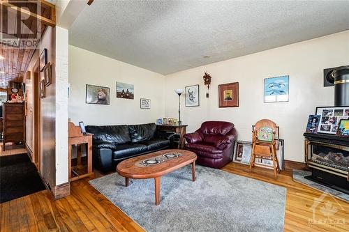 146 Mulvihill Avenue, Ottawa, ON - Indoor Photo Showing Living Room