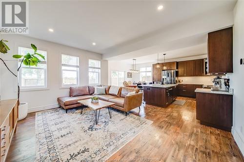 424 Rosewood Drive, Lakeshore, ON - Indoor Photo Showing Living Room