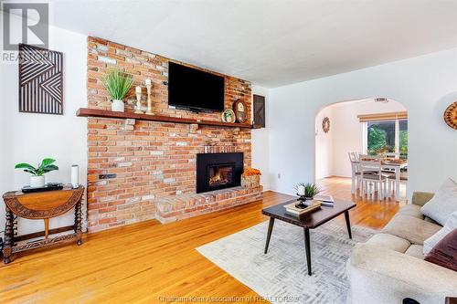 422 Victoria Avenue, Chatham, ON - Indoor Photo Showing Living Room With Fireplace