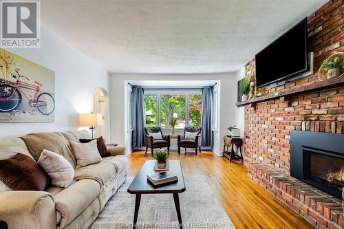 422 Victoria Avenue, Chatham, ON - Indoor Photo Showing Living Room With Fireplace