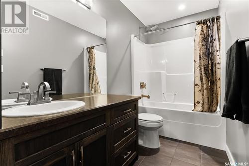 30 Dawn Bay, White City, SK - Indoor Photo Showing Bathroom