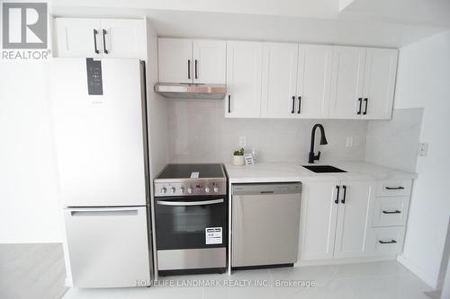 907 - 219 Fort York Boulevard, Toronto, ON - Indoor Photo Showing Kitchen