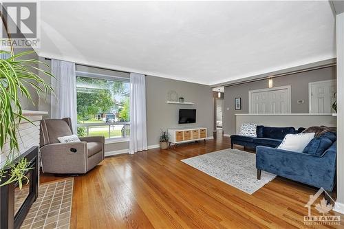 1142 Sherman Drive, Ottawa, ON - Indoor Photo Showing Living Room