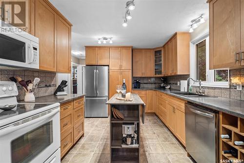 419 Streb Way, Saskatoon, SK - Indoor Photo Showing Kitchen