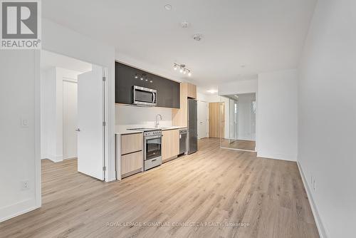 422 - 3100 Keele Street, Toronto, ON - Indoor Photo Showing Kitchen