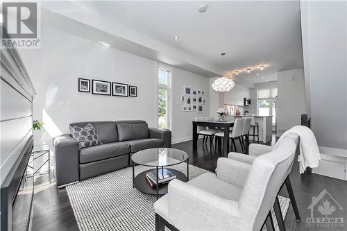 454 Churchill Avenue N, Ottawa, ON - Indoor Photo Showing Living Room