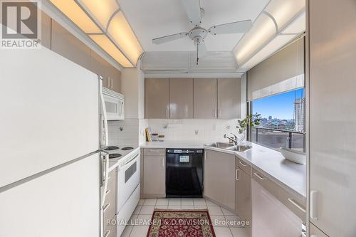 1501 - 20 Avoca Avenue, Toronto, ON - Indoor Photo Showing Kitchen