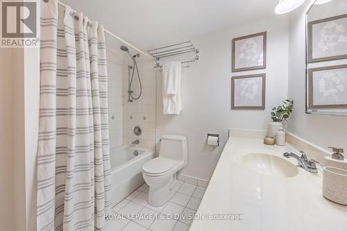 1501 - 20 Avoca Avenue, Toronto, ON - Indoor Photo Showing Bathroom