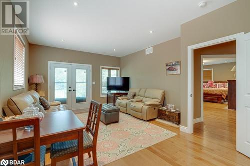 6949 Thorold Stone Road, Niagara Falls, ON - Indoor Photo Showing Living Room