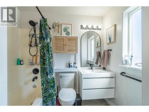 204-875 Sahali Terrace, Kamloops, BC - Indoor Photo Showing Bathroom