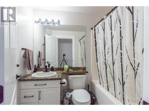 204-875 Sahali Terrace, Kamloops, BC - Indoor Photo Showing Bathroom