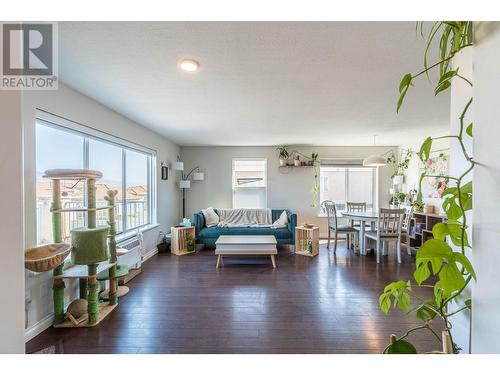 875 Sahali Terrace Unit# 204, Kamloops, BC - Indoor Photo Showing Living Room