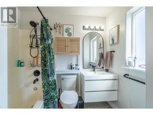 875 Sahali Terrace Unit# 204, Kamloops, BC - Indoor Photo Showing Bathroom