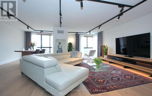 703 - 1 Concorde Place, Toronto (Banbury-Don Mills), ON - Indoor Photo Showing Living Room