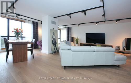 703 - 1 Concorde Place, Toronto (Banbury-Don Mills), ON - Indoor Photo Showing Living Room