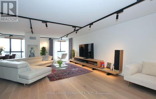 703 - 1 Concorde Place, Toronto (Banbury-Don Mills), ON - Indoor Photo Showing Living Room