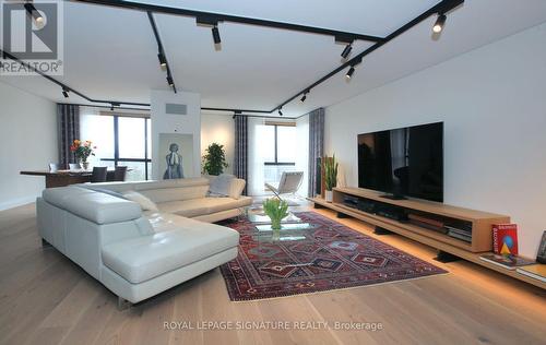 703 - 1 Concorde Place, Toronto (Banbury-Don Mills), ON - Indoor Photo Showing Living Room