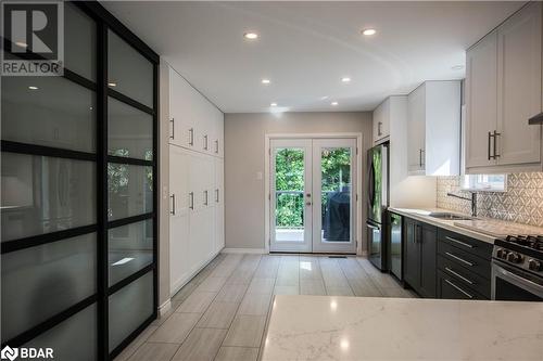 59 Livingstone Street E, Barrie, ON - Indoor Photo Showing Kitchen With Upgraded Kitchen