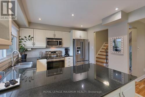 52 - 4165 Fieldgate Drive, Mississauga, ON - Indoor Photo Showing Kitchen With Double Sink With Upgraded Kitchen