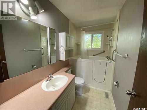 1004 1St Street W, Kindersley, SK - Indoor Photo Showing Bathroom