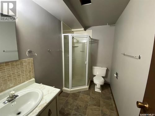 1004 1St Street W, Kindersley, SK - Indoor Photo Showing Bathroom