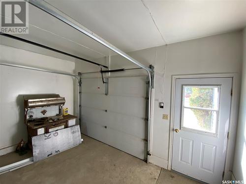 1004 1St Street W, Kindersley, SK - Indoor Photo Showing Garage